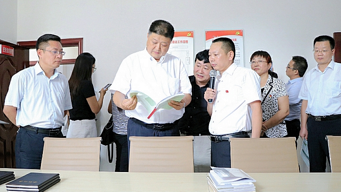 马锁文在全市纪检监察信访工作推进会上强调：注重源头化解　强化问责追责