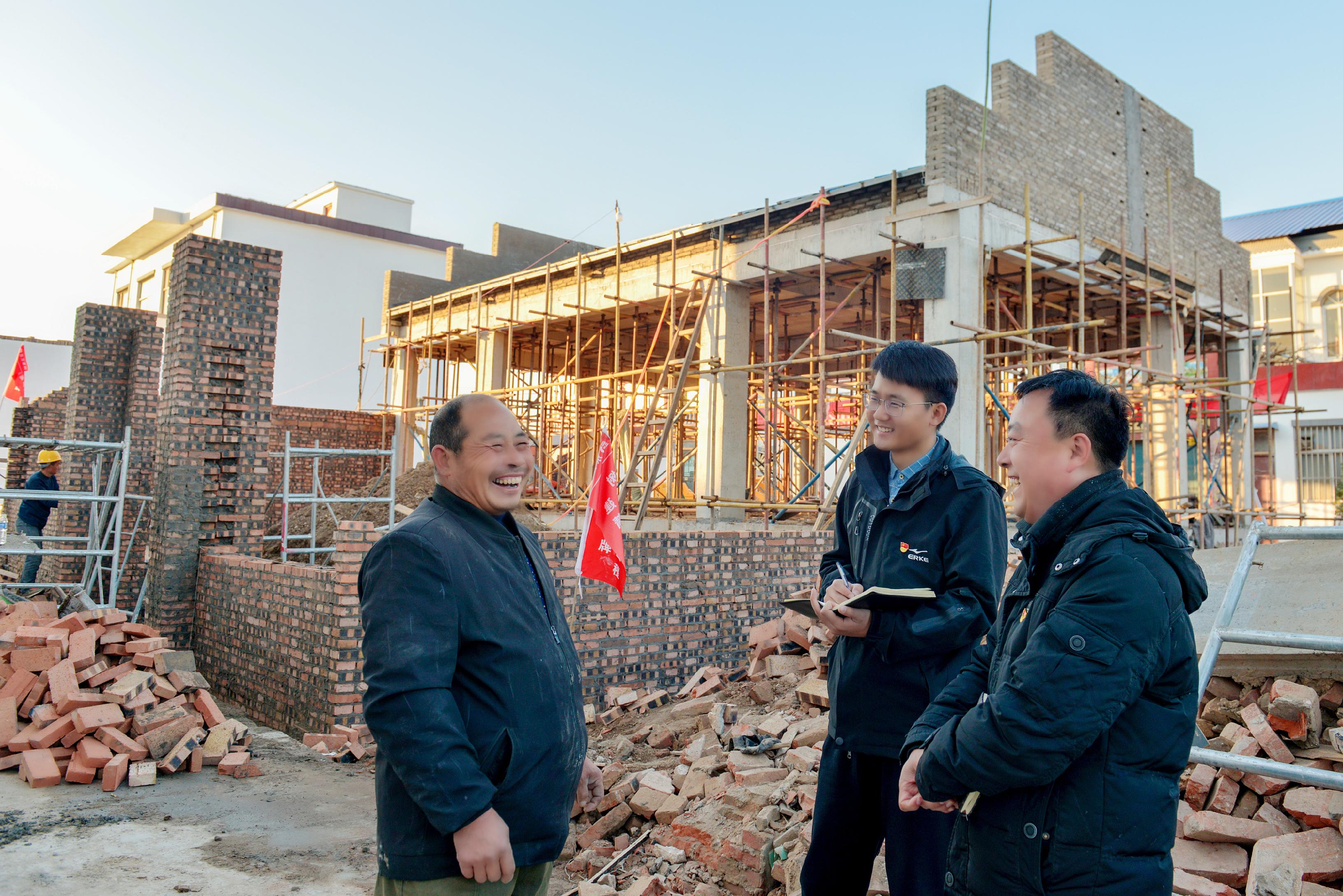 镜头丨一线监督护航灾后恢复重建